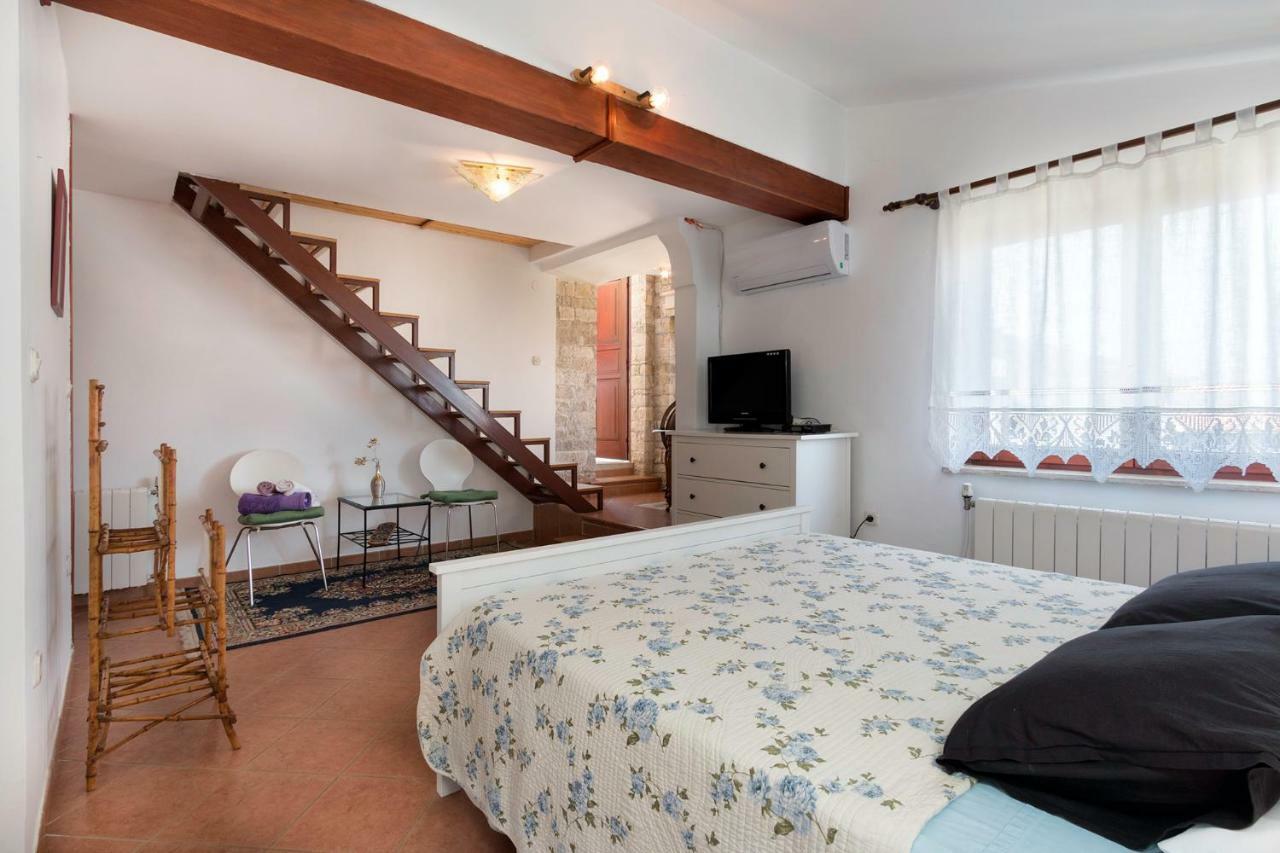 Apartments Ariana พูลา ภายนอก รูปภาพ